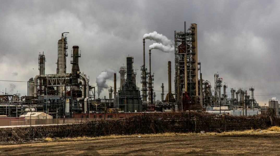 Το πετρέλαιο υποχωρεί σε χαμηλό 4 ετών 