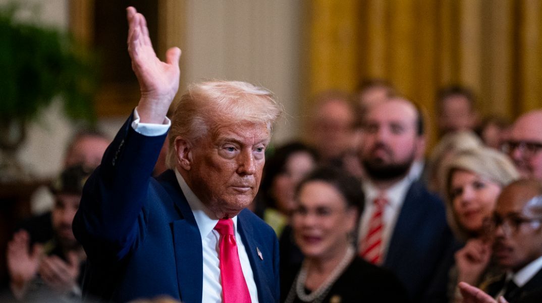 Ο Τραμπ ανεβάζει στο 125% τους δασμούς στην Κίνα