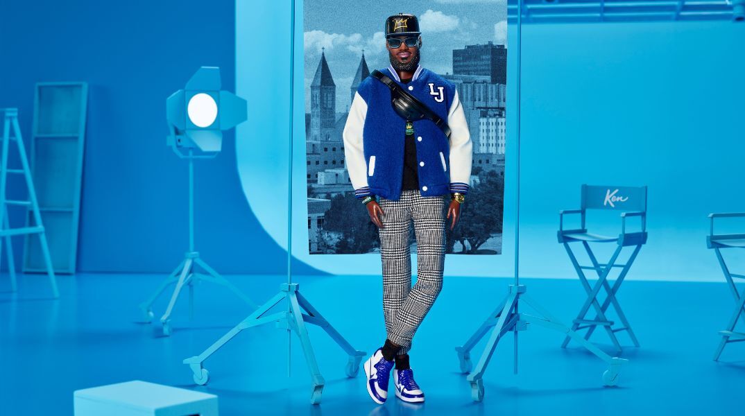 Ο ΛεΜπρόν Τζέιμς γίνεται ο πρώτος άνδρας αθλητής που αποκτά κούκλα Κεν, τιμώμενος από τη Mattel ως πρότυπο και πολιτισμικό σύμβολο. 