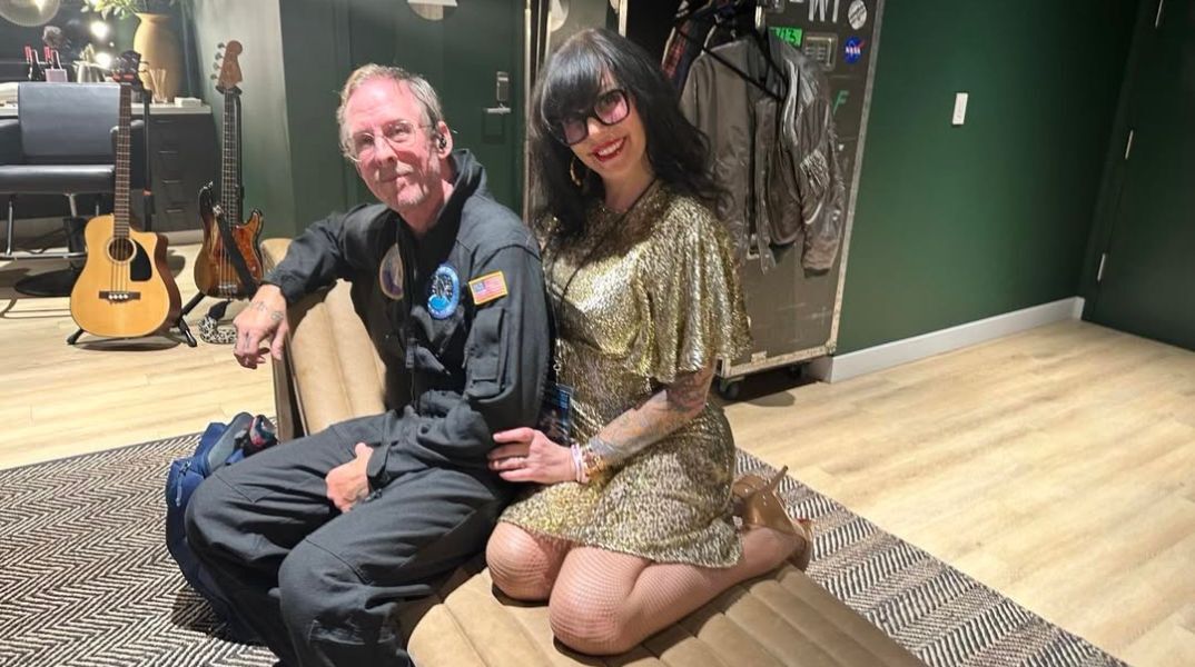 Λος Άντζελες: Η σύζυγος του μπασίστα των Weezer πυροβολήθηκε από την αστυνομία και κατηγορείται για απόπειρα ανθρωποκτονίας