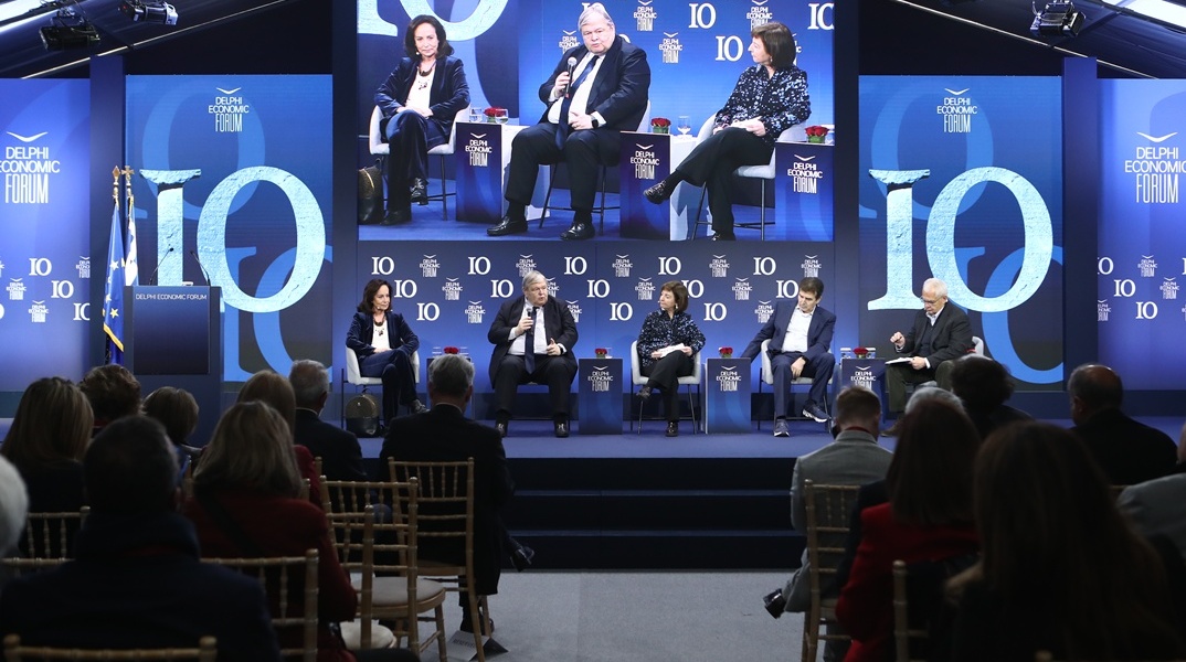 Η πρώτη ημέρα του 10ου Οικονομικού Φόρουμ Δελφών σε τίτλους
