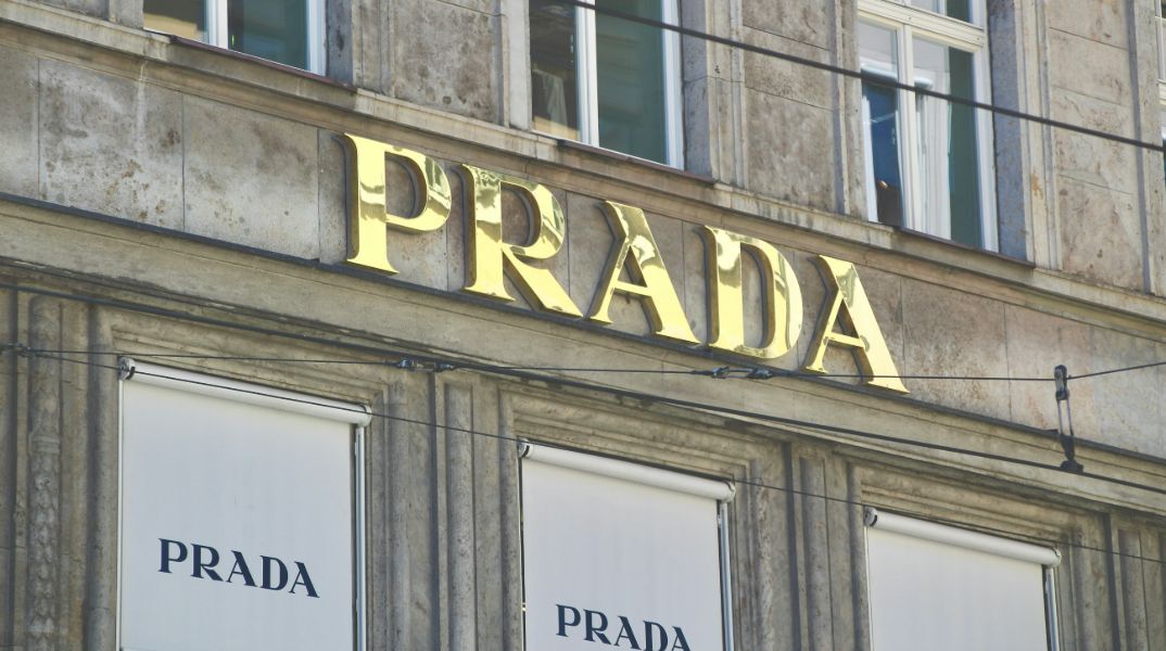 Η Prada εξαγοράζει τη Versace έναντι σχεδόν 1,4 δισ. δολαρίων
