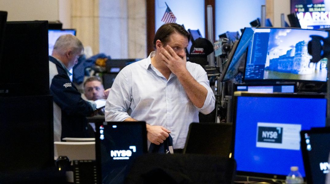 Στο «κόκκινο» και πάλι η Wall Street: Πέφτει η τιμή του πετρελαίου, υποχωρεί το δολάριο έναντι του ευρώ