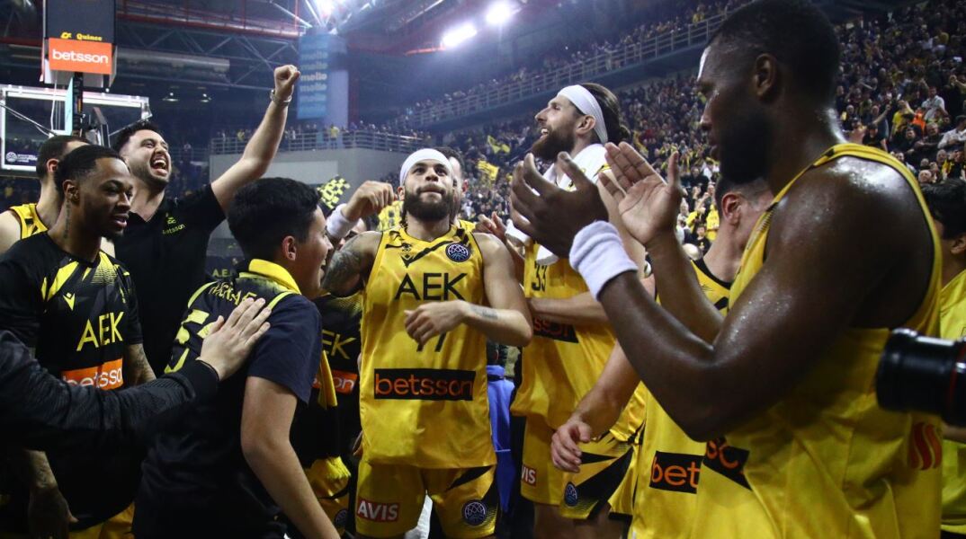 Οι παίκτες της ΑΕΚ πανηγυρίζουν τη νίκη επί της Ναντέρ