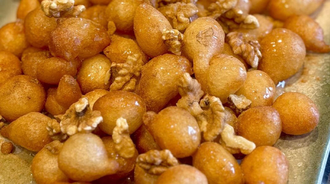 Νηστίσιμοι λουκουμάδες με μέλι, κανέλα και καρύδια