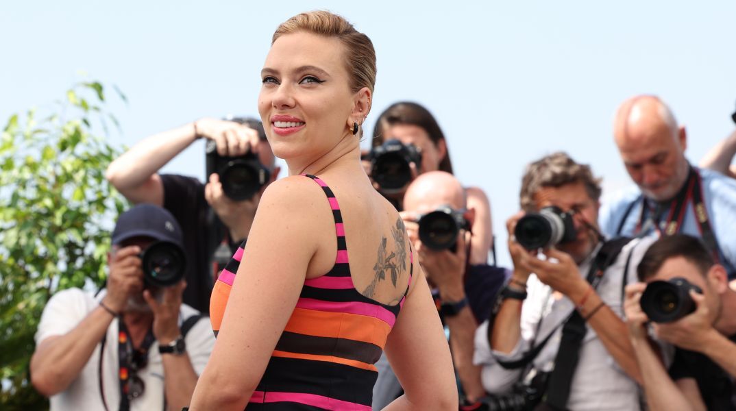 78ο Φεστιβάλ Καννών: Η Σκάρλετ Γιόχανσον στην οθόνη και πίσω από την κάμερα - Πρωταγωνιστεί στη νέα ταινία του Γουές Άντερσον και κάνει σκηνοθετικό ντεμπούτο