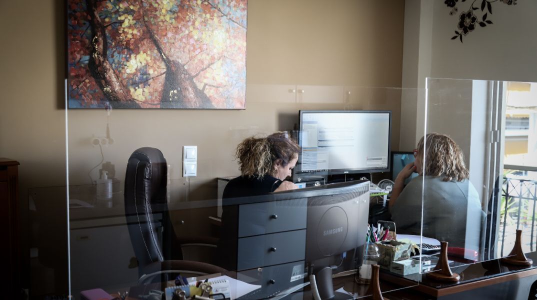 Φορολογικές δηλώσεις: Τα 2 «κλειδιά» που έφεραν τη μεγάλη ανατροπή και εξασφαλίζουν λιγότερη ταλαιπωρία