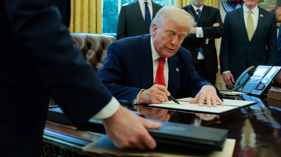 Ο Τραμπ σκίζει τα μνημόνια