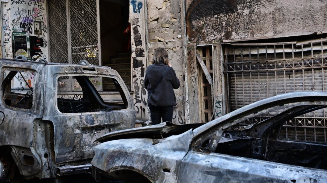 Εξάρχεια: Εικόνες καταστροφής μετά τα σοβαρά επεισόδια - Αυτοκίνητα έγιναν στάχτη - 72 προσαγωγές