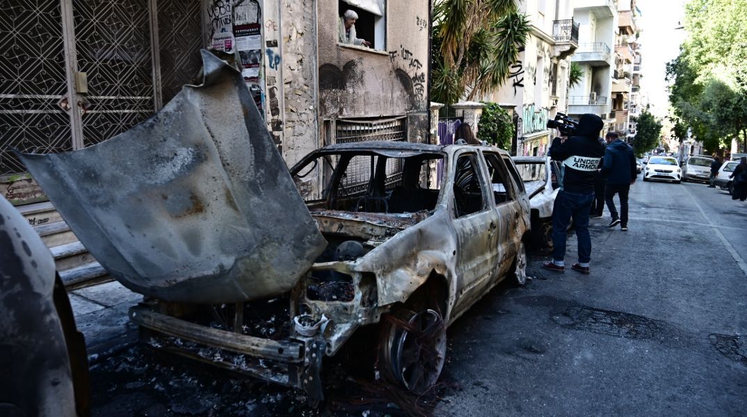 Εξάρχεια: Νύχτα έντασης με μολότοφ και χημικά - Καταστράφηκαν ολοσχερώς σταθμευμένα ΙΧ