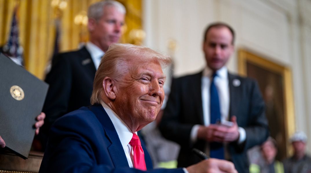 Γιατί ο Τραμπ εξαίρεσε τα iPhone και τους υπολογιστές από τους δασμούς