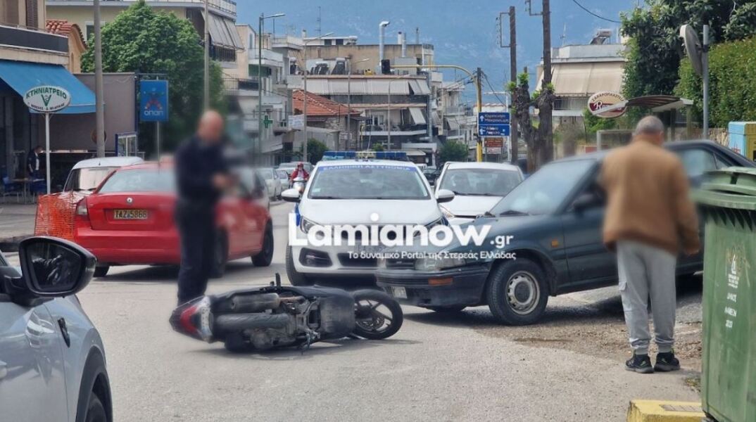 Λαμία: ΙΧ συγκρούστηκε με μηχανάκι που επέβαιναν δύο κοπέλες – Στο νοσοκομείο η μία
