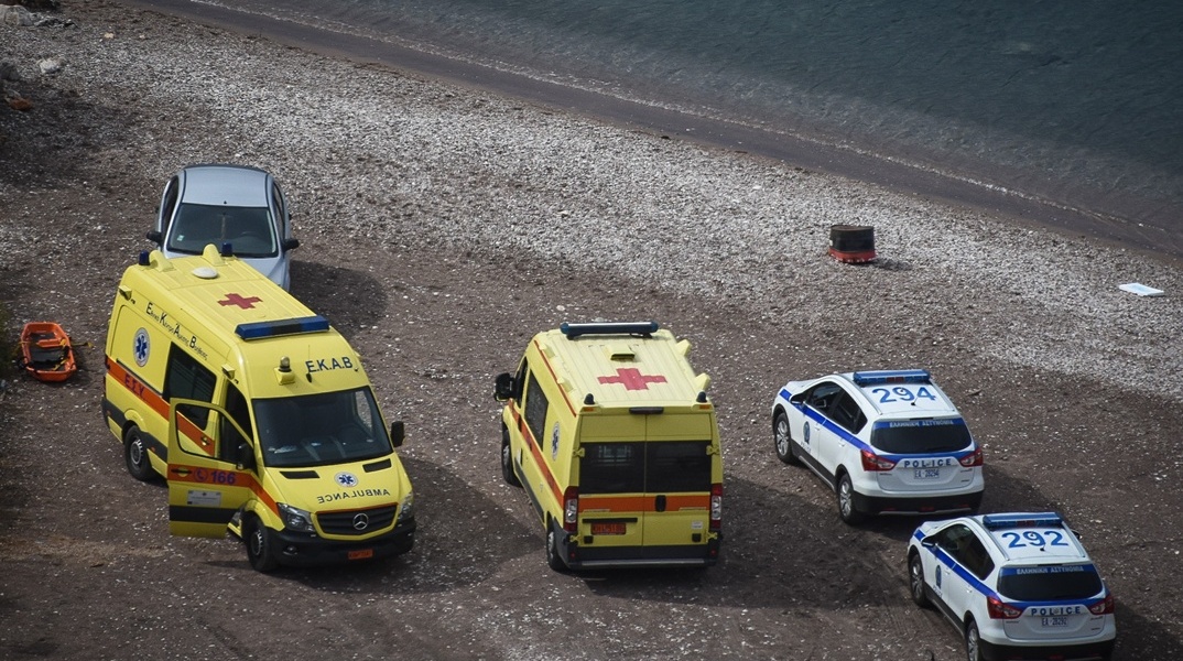 Ασθενοφόρα και περιπολικά σε παραλία