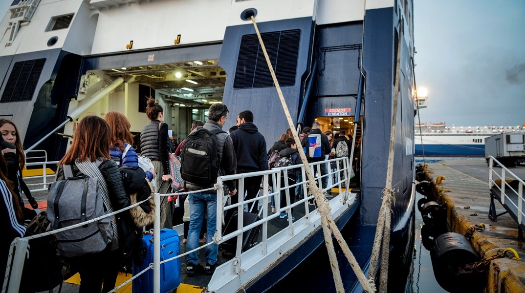 Εκδρομείς του Πάσχα επιβιβάζονται σε πλοίο