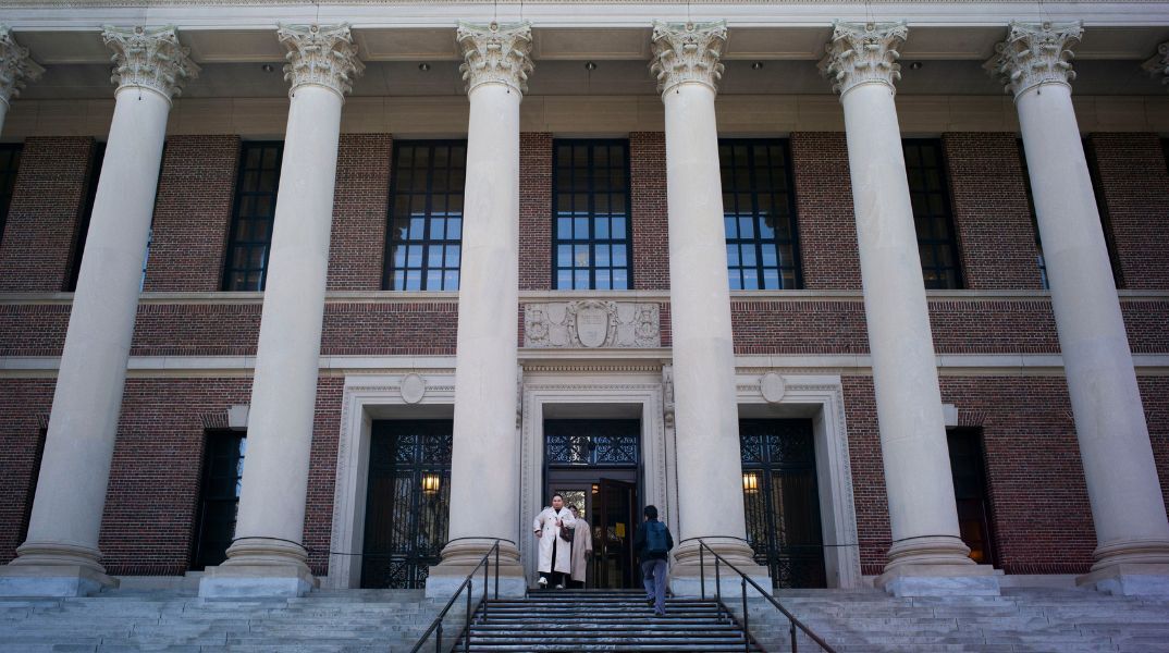 Τα πανεπιστήμια των ΗΠΑ που μπορούν να αντισταθούν στις απαιτήσεις του Ντόναλντ Τραμπ μετά το πάγωμα της χρηματοδότηση του Χάρβαρντ - Ανάλυση του Forbes