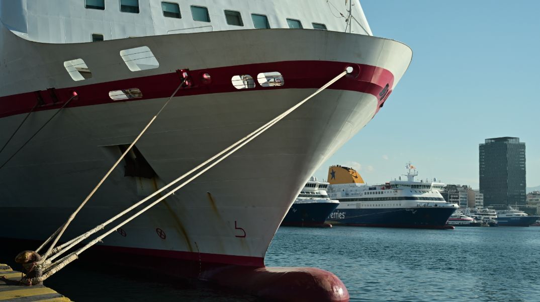 Ταλαιπωρία στον Πειραιά για 628 επιβάτες: Μηχανική βλάβη σε πλοίο που θα πήγαινε Αίγινα και Αγκίστρι 