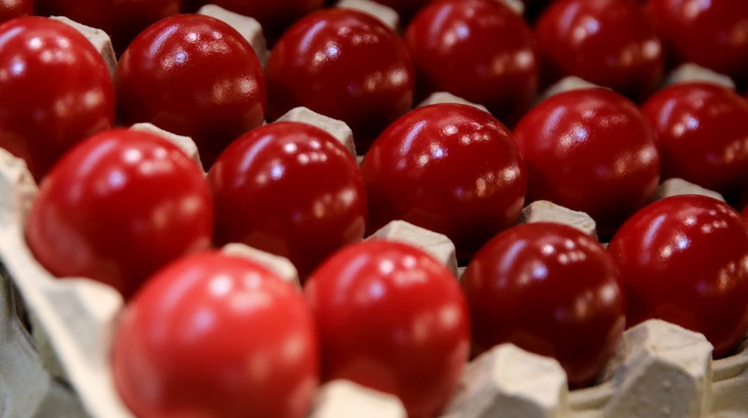 «Αυτό το Πάσχα, βάφουμε κόκκινα μόνο τα αβγά!» - Το βίντεο με τις πρωτότυπες ευχές της ΕΛ.ΑΣ