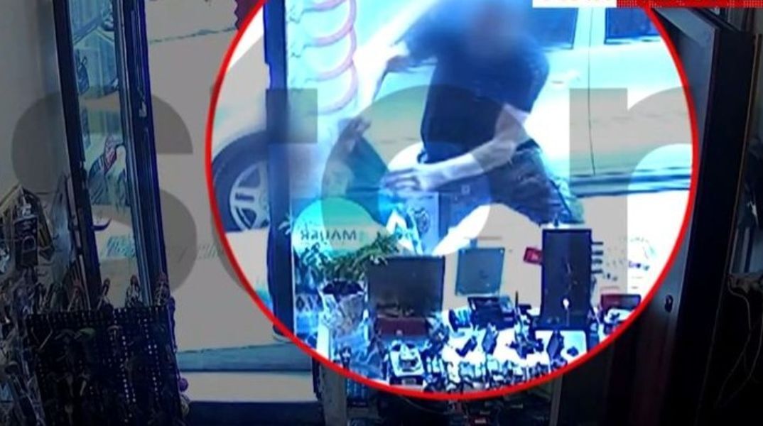 Εξάρχεια: Τράβηξε αλυσίδα 700 ευρώ από τον λαιμό 70χρονης - Έχει συλληφθεί 30 φορές για το ίδιο αδίκημα