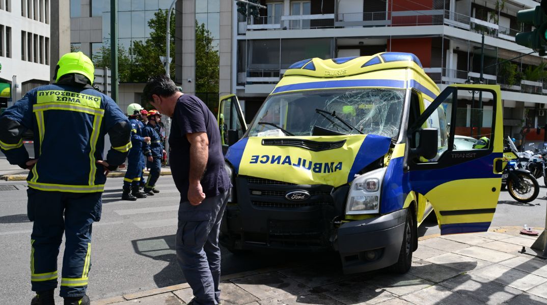 Παγκράτι: Στη ΜΕΘ η 78χρονη ασθενής του ασθενοφόρου - Σε σοβαρή κατάσταση η 53χρονη πεζή