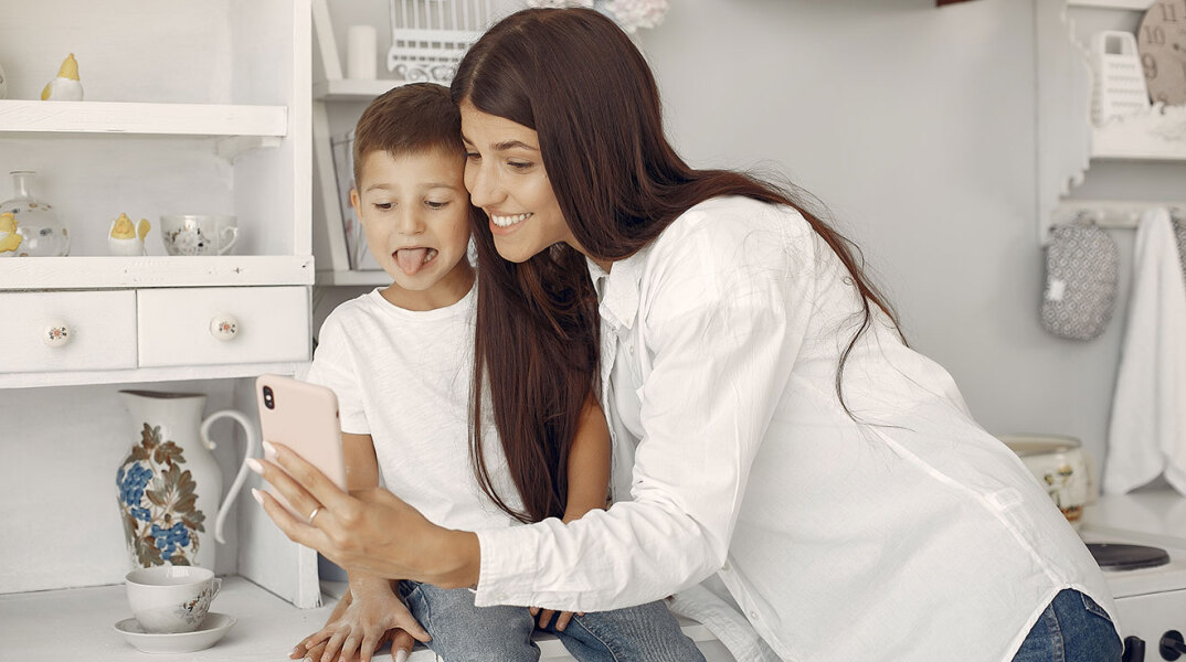 Από πότε η μαμαδοσύνη κρίνεται στα σόσιαλ;