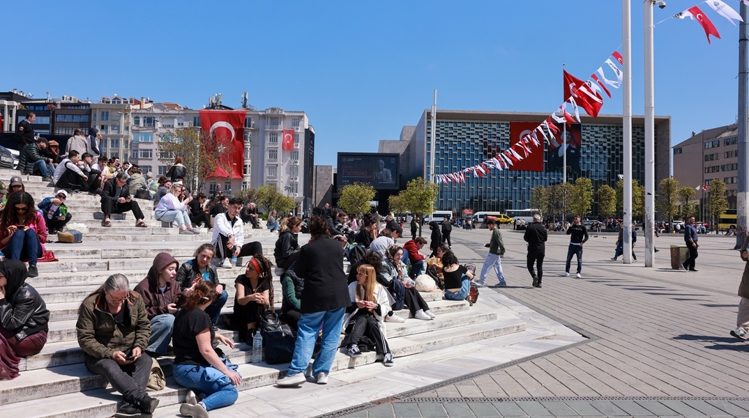 Τουλάχιστον 280 μετασεισμοί μετά τα 6,2 Ρίχτερ στην Κωνσταντινούπολη - Στους δρόμους παρέμειναν χιλιάδες πολίτες