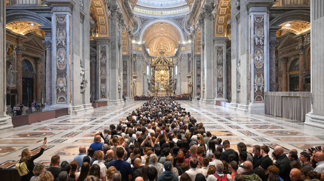Βατικανό: Ουρές χιλιομέτρων για το τελευταίο αντίο στον Πάπα Φραγκίσκο