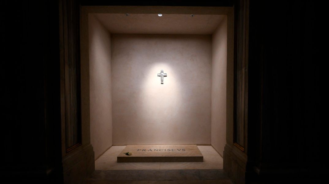 Ιταλία: Άρχισε το λαϊκό προσκύνημα στον τάφο του πάπα Φραγκίσκου στη βασιλική της Σάντα Μαρία Ματζιόρε - Ορίζεται η ημερομηνία έναρξης του κονκλαβίου