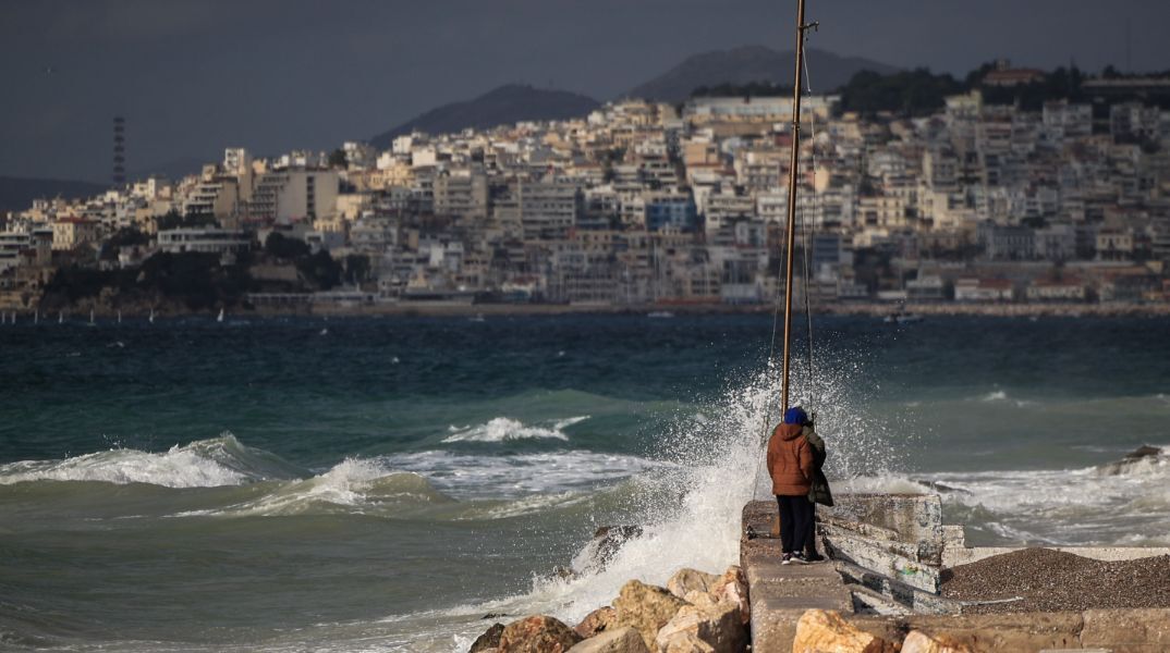 Σαρώνουν οι άνεμοι τη χώρα την Τρίτη: 9 μποφόρ και ισχυρές βροχοπτώσεις - Πέφτει η θερμοκρασία