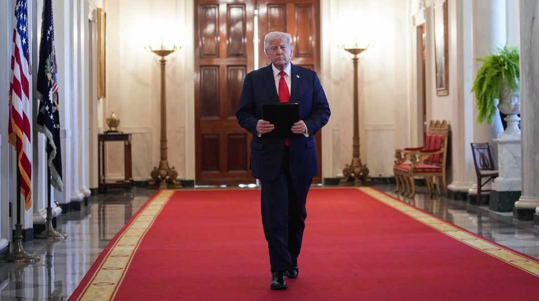 CNN: Ο Ντόναλντ Τραμπ οδήγησε την οικονομία των ΗΠΑ στα όρια της κρίσης με πολιτικές που προκαλούν αυξήσεις τιμών και αβεβαιότητα στην αγορά.