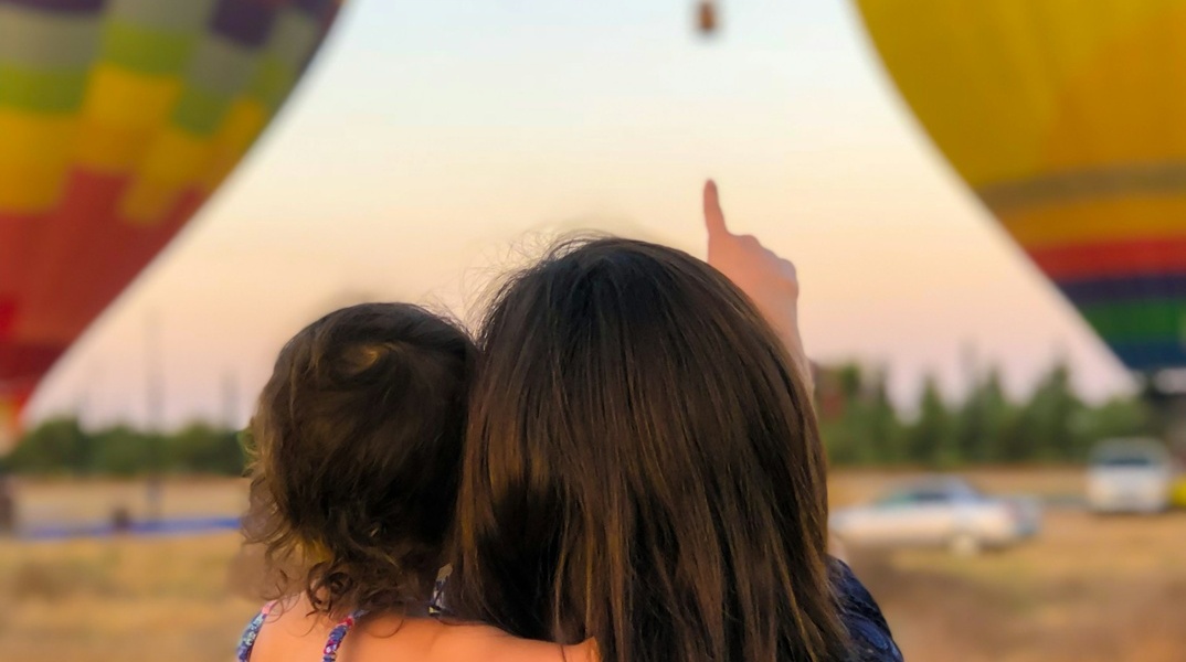 Μητέρα με παιδί στην αγκαλιά του