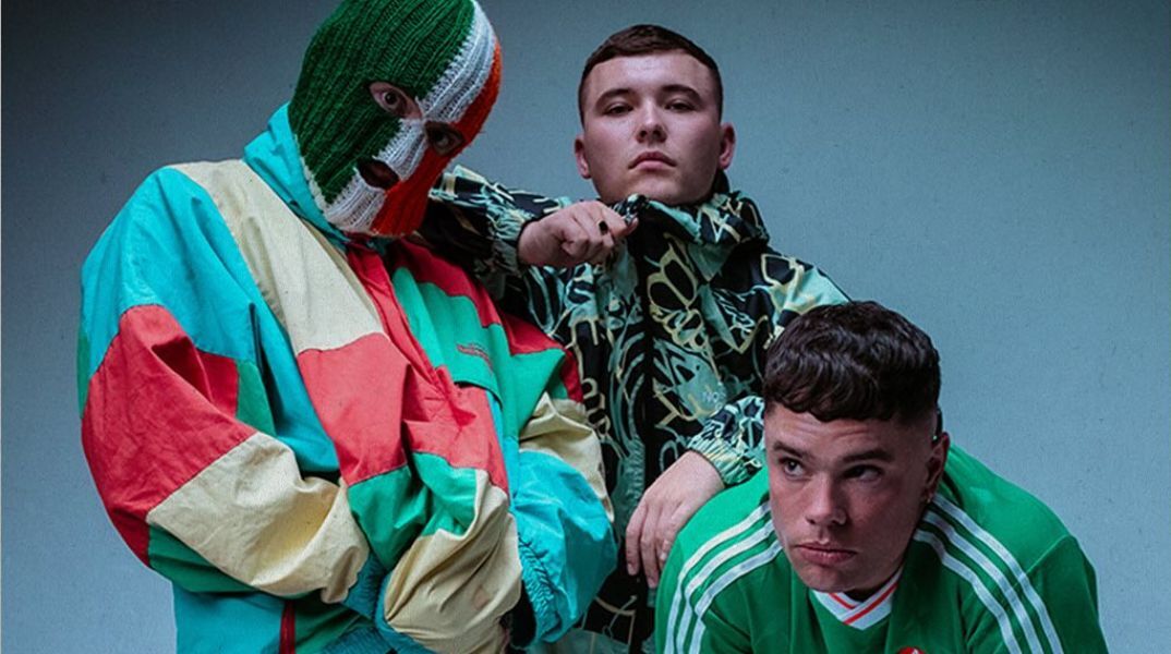 Ηνωμένο Βασίλειο: Η αστυνομία ερευνά το συγκρότημα Kneecap για προτροπές σε βία και υποστήριξη τρομοκρατικών οργανώσεων σε συναυλίες σε Μπέλφαστ και Λονδίνο.