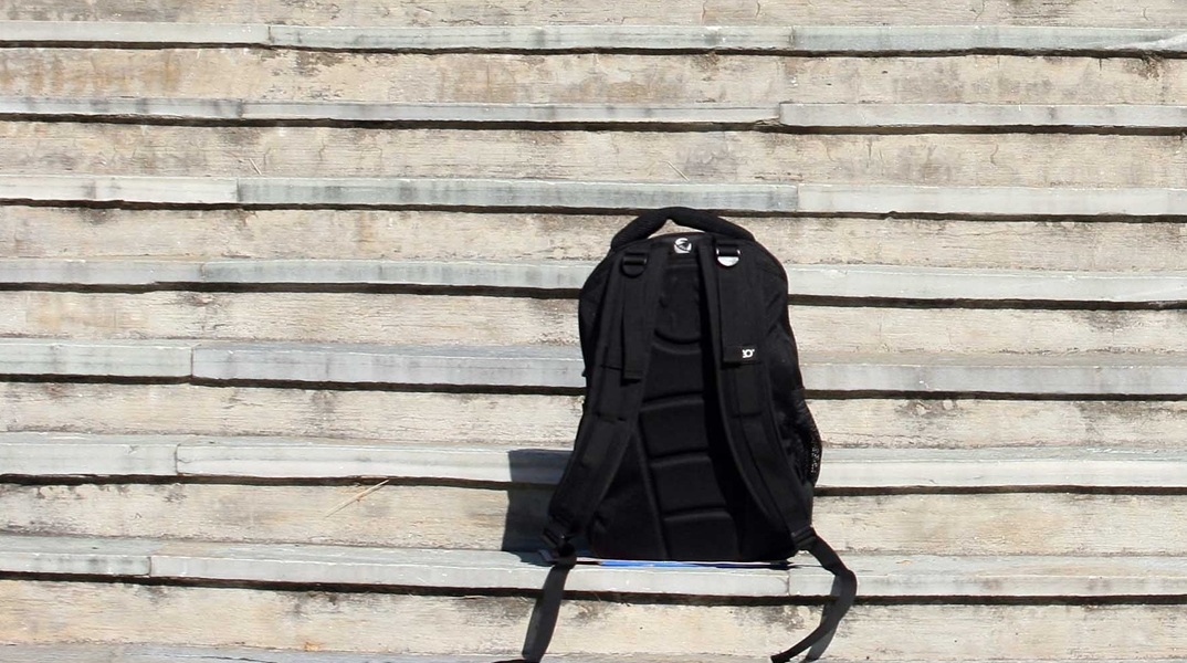 Σακίδιο σε σκαλιά