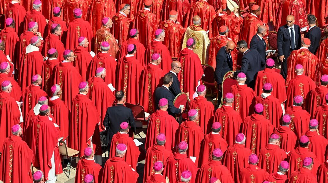  «Εxtra omnes»: Τι συμβαίνει πίσω από την κλειδωμένη πόρτα στο Κονκλάβιο μέχρι να εκλεγεί νέος Πάπας