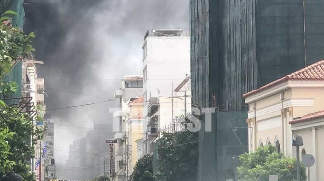 Γέμισε καπνούς το κέντρο της Πάτρας λόγω της φωτιάς 