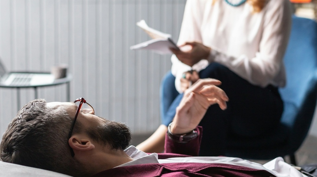 Άνδρας ξαπλωμένος κατά τη διάρκεια ψυχοθεραπείας