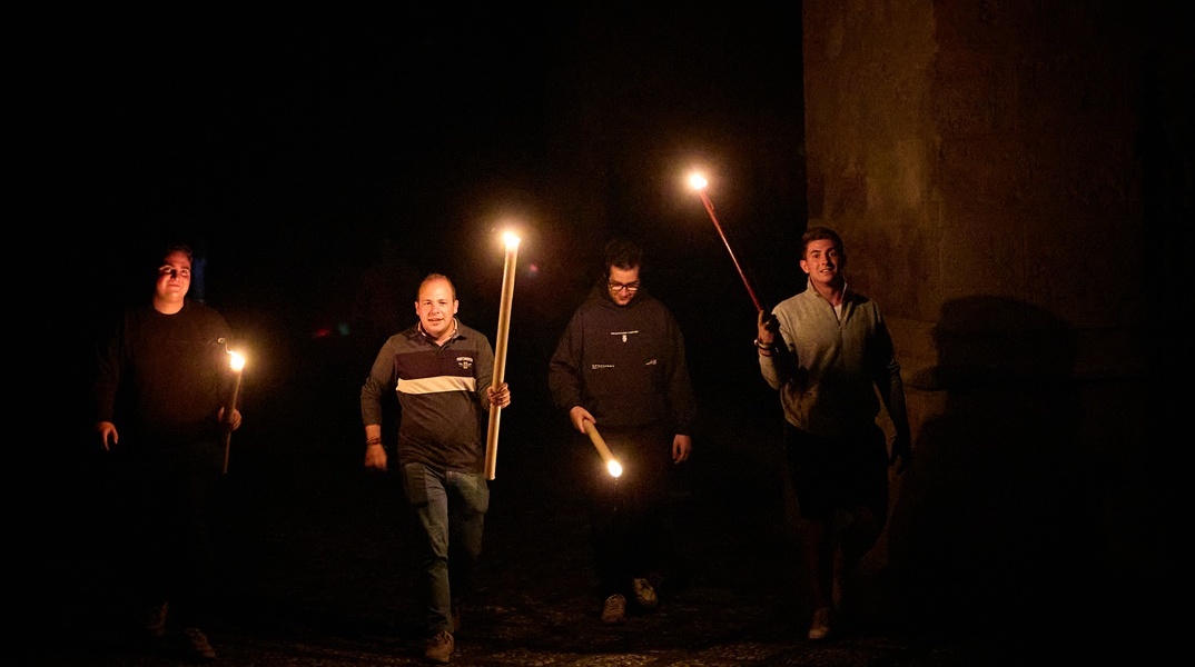 Άνδρες με δάδες στα χέρια στη σκοτεινή Ισπανία