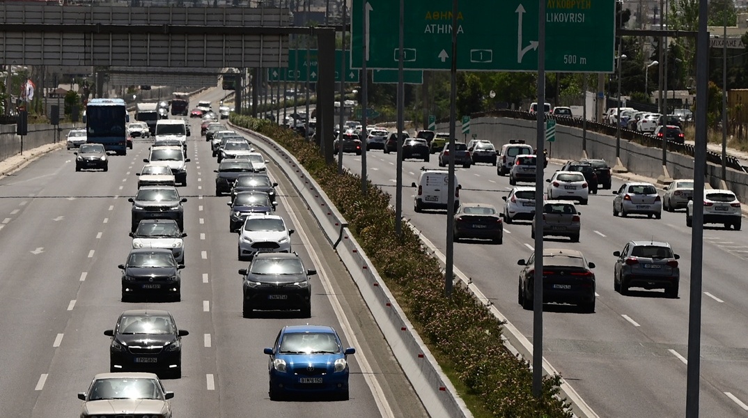 Αυτοκίνητα σε δρόμο