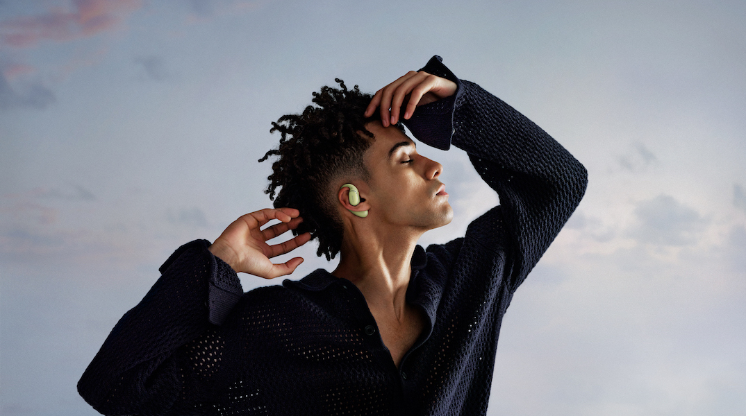 mkt_hq_moose_lifestyle_shot_dance_green_20250127