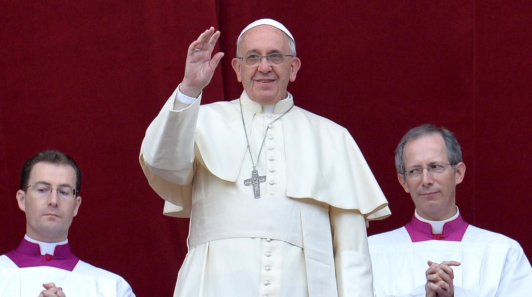 Η συμβουλή του πάπα Φραγκίσκου προς τα νέα ζευγάρια και η προετοιμασία για τον γάμο σε αδημοσίευτο κείμενό του: «Αγαπηθείτε όπως στο τανγκό» 