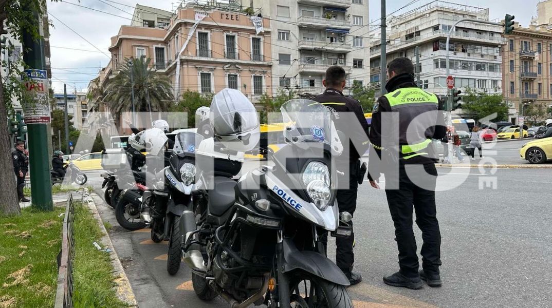 Ρουβίκωνας: Μέλη της αναρχικής ομάδας στα γραφεία της ΓΣΕΕ - Κρέμασαν πανό -  Στο σημείο αστυνομικές δυνάμεις προκειμένου να διαχειριστούν την κατάσταση.