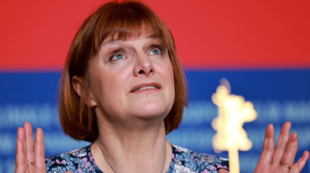 Hot Milk: Πρώτο τρέιλερ για το queer ρομάντζο της Ρεμπέκα Λένκιεβιτς