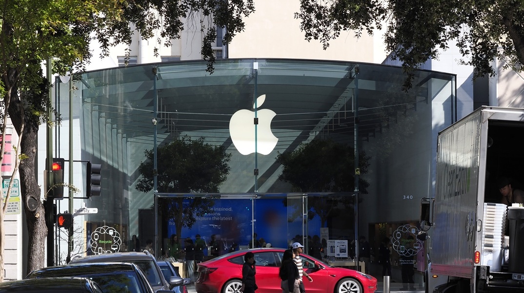 Το λογότυπο της Apple σε κτίριο στην Καλιφόρνια