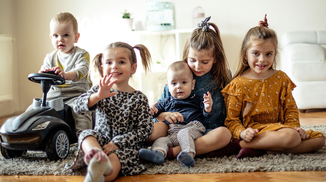 Η πτώση των γεννήσεων τρομάζει νομοθέτες και σχολιαστές