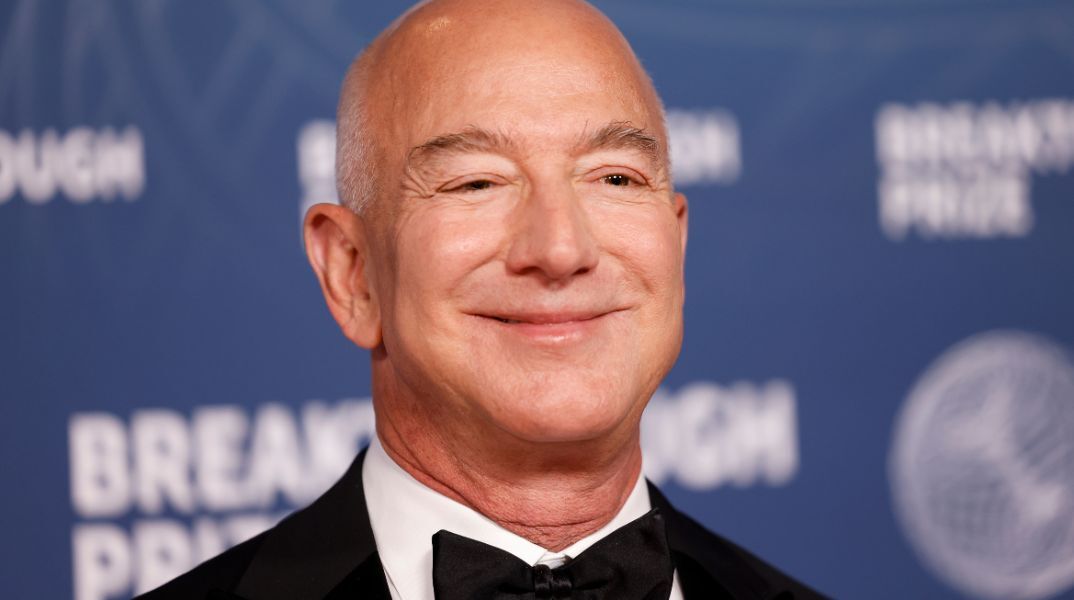 Ο Τζεφ Μπέζος θα πουλήσει μετοχές της Amazon αξίας έως 4,75 δισ. δολάρια μέσα στον επόμενο χρόνο, σύμφωνα με σχέδιο εκποίησης 25 εκατ. μετοχών.
