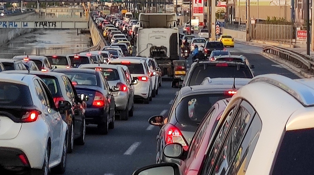 Αυτοκίνητα κολλημένα στην κίνηση