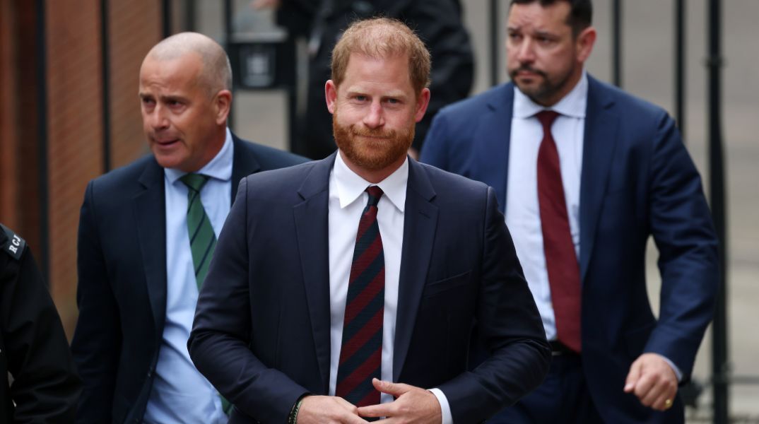 Ο πρίγκιπας Χάρι έχασε τη νομική προσφυγή για πλήρη αστυνομική προστασία στο Ηνωμένο Βασίλειο - Θα λαμβάνει «προσαρμοσμένη» φύλαξη υπό προϋποθέσεις.