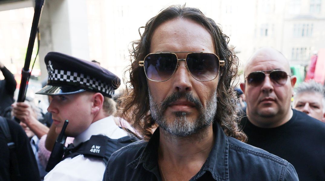 Ο Ράσελ Μπραντ κατηγορείται για βιασμό και σεξουαλική επίθεση - Αφέθηκε ελεύθερος με εγγύηση και δικάζεται στο Old Bailey στις 30 Μαΐου.