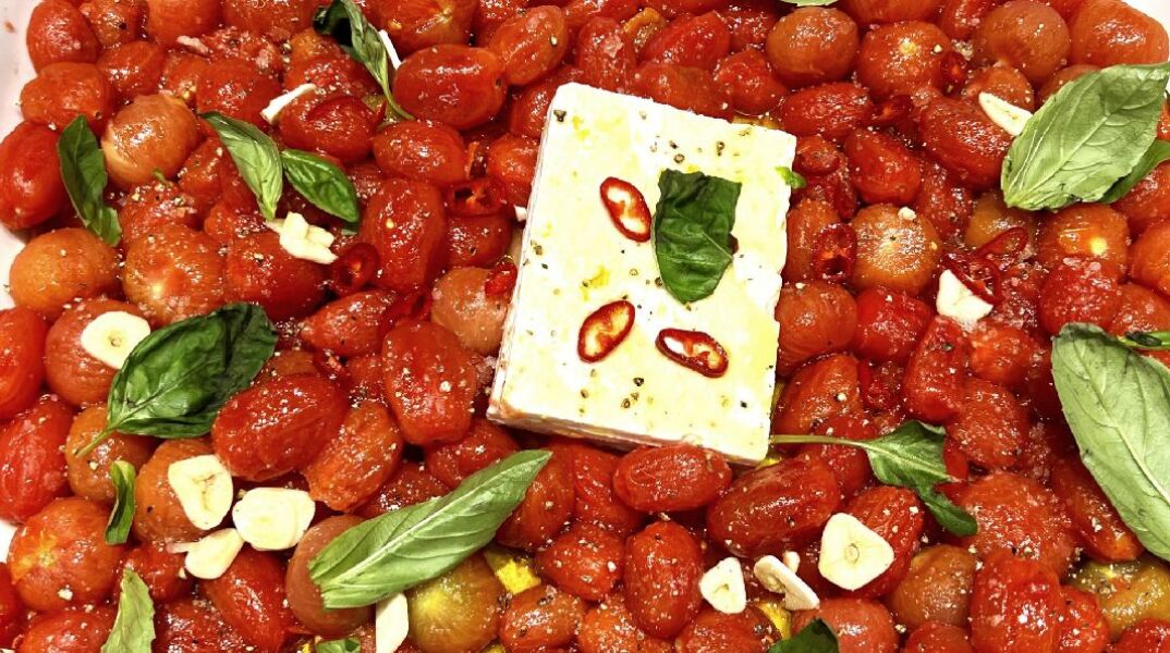 Ζυμαρικά με ψητά ντοματίνια, φέτα και βασιλικό