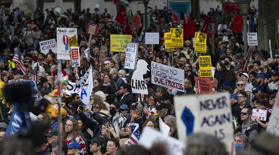 Διαδηλωτές στους δρόμους κατά των πολιτών Τραμπ