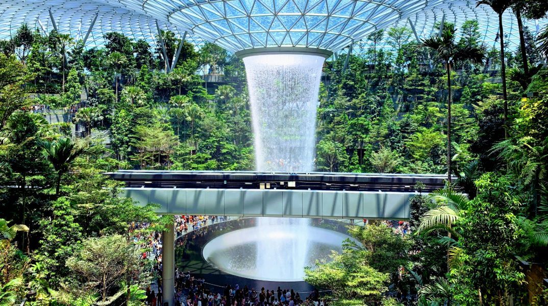 Σιγκαπούρη: Το εμβληματικό Αεροδρόμιο Changi στέφεται πάλι Νο.1 παγκοσμίως για το 2025